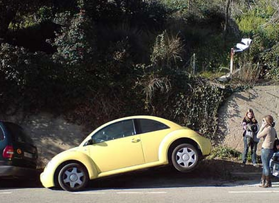 21 Foto-foto gagal parkir yang malah bikin senyum-senyum sendiri