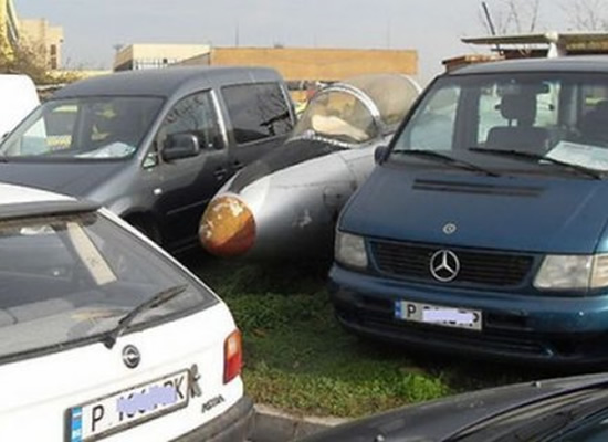 21 Foto-foto gagal parkir yang malah bikin senyum-senyum sendiri