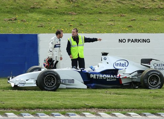 21 Foto-foto gagal parkir yang malah bikin senyum-senyum sendiri