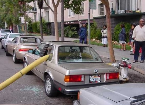 21 Foto-foto gagal parkir yang malah bikin senyum-senyum sendiri