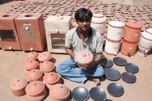 Drop Out, pria ini malah sukses berbisnis kulkas dari tanah liat