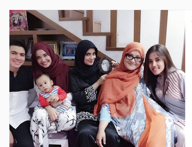 6 Hubungan akur ibu dan anak artis korban 'broken home', patut ditiru!