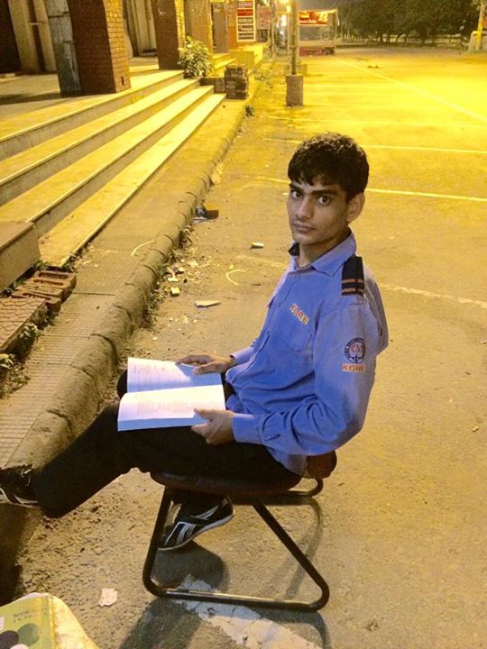 Kisah Satpam ATM yang belajar di bawah cahaya lampu kota, salut!