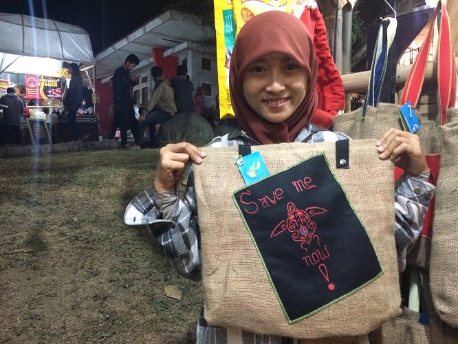 Di balik usaha tas karung goni, Ina ikut lestarikan penyu, mulia!