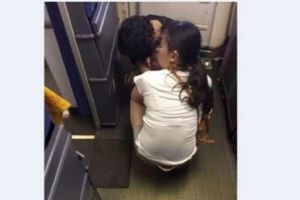 Alasan toilet kecil, ibu biarkan anaknya buang air di lantai pesawat
