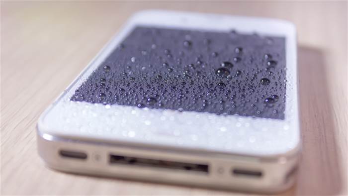 4 Tips ini mustajab keringkan ponsel kamu yang basah, jangan panik!