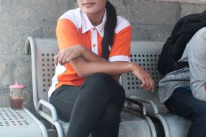 Kondektur ayu ini terbiasa mendongrak hingga mengganti ban bus