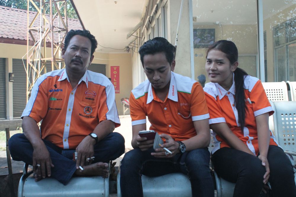 Kondektur ayu ini terbiasa mendongrak hingga mengganti ban bus Kondektur ayu ini terbiasa mendongrak hingga mengganti ban bus