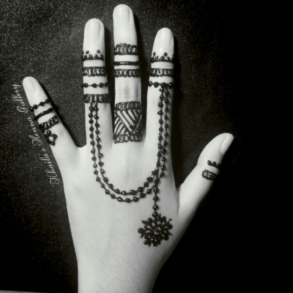 7 Desain henna keren ini dilukis menggunakan satu tangan