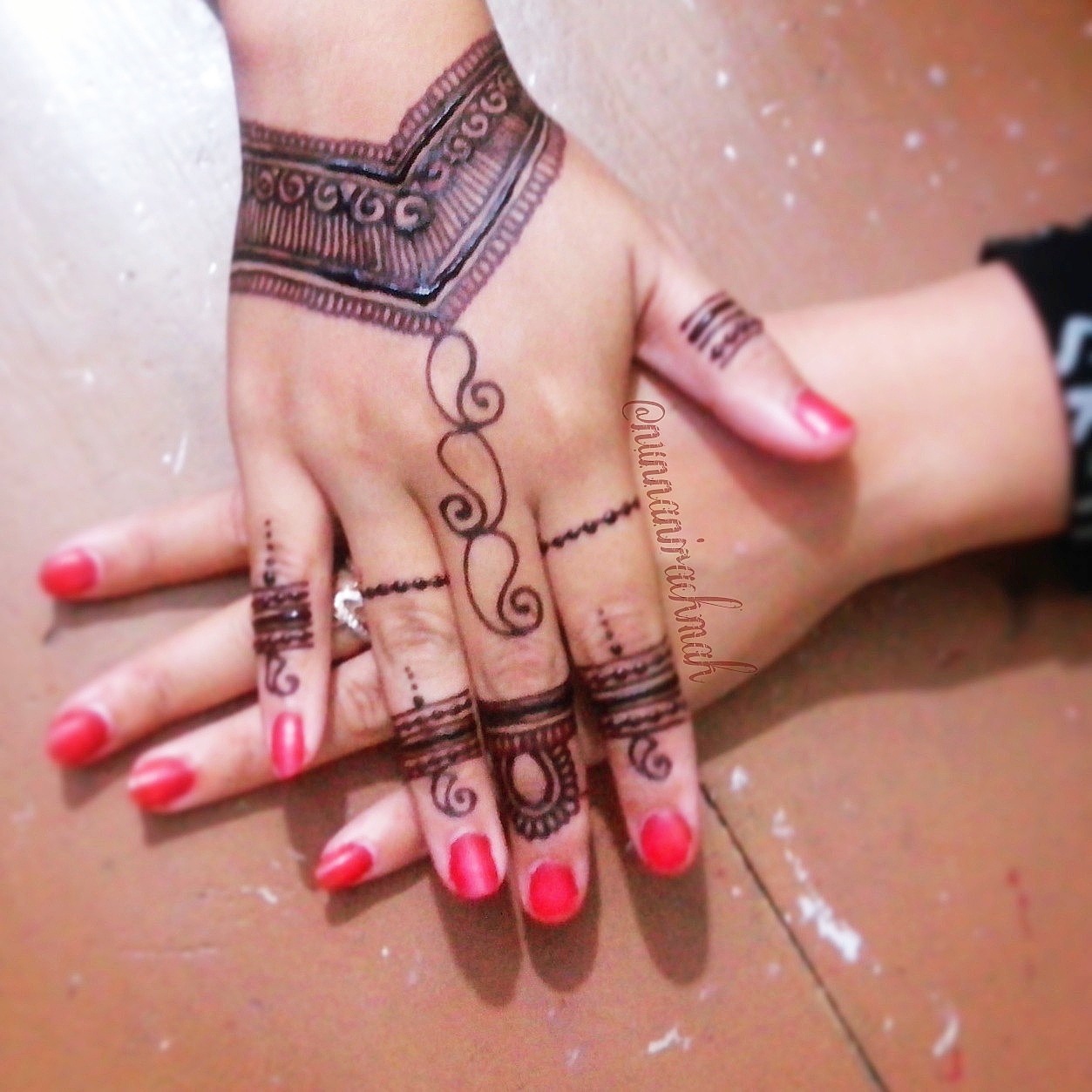 7 Desain henna keren ini dilukis menggunakan satu tangan