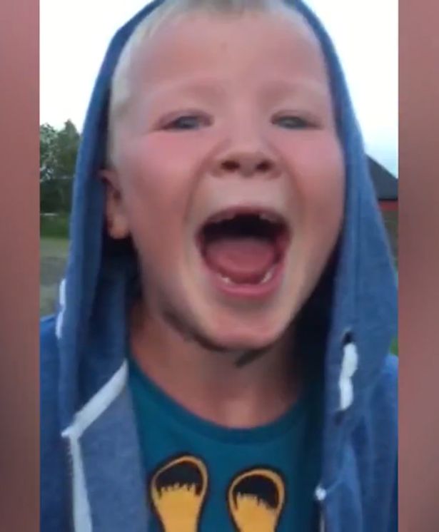 VIDEO: Keberanian bocah 7 tahun, mencabut giginya dengan cara ekstrem!