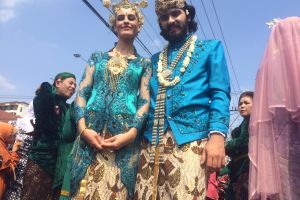 Cinta budaya Indonesia, pasangan asal Swiss ini nikah massal di Jogja