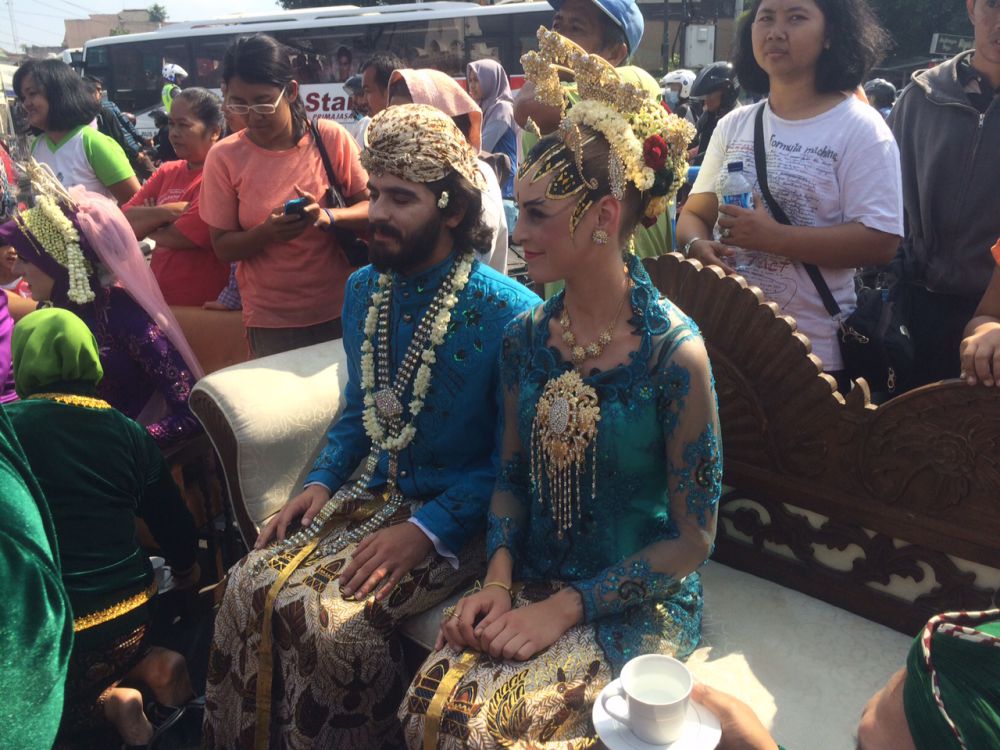 Cinta budaya Indonesia, pasangan asal Swiss ini nikah massal di Jogja