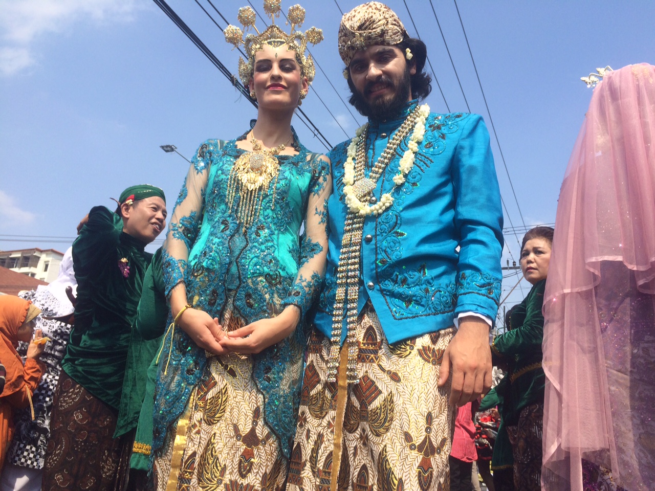 Cinta budaya Indonesia, pasangan asal Swiss ini nikah massal di Jogja