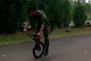 Video 14 detik anggota TNI freestyle pakai BMX, jago banget!