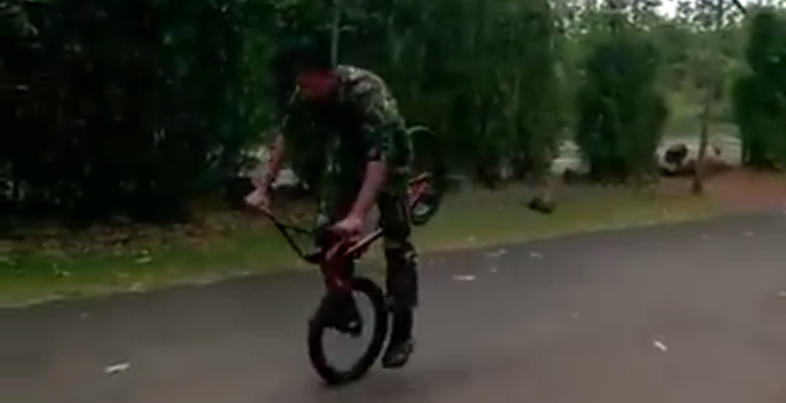 Video 14 detik anggota TNI freestyle pakai BMX, jago banget!