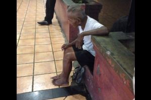 Tak punya keluarga, kakek ini duduk di emperan mal karena kesepian