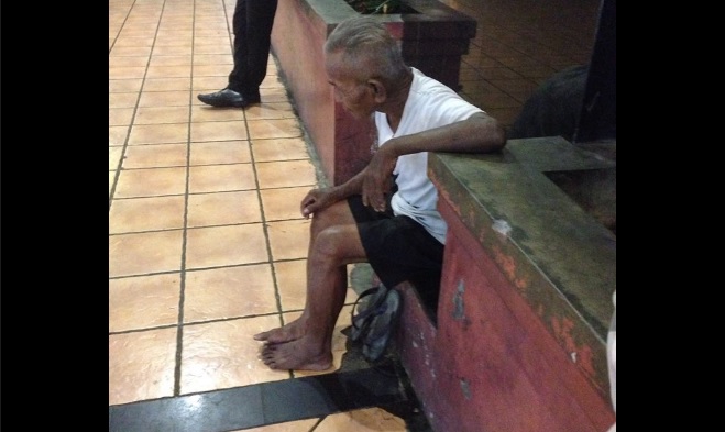 Tak punya keluarga, kakek ini duduk di emperan mal karena kesepian