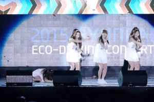 VIDEO: Manggung saat hujan, girlband ini jatuh hingga 6 kali, wah!