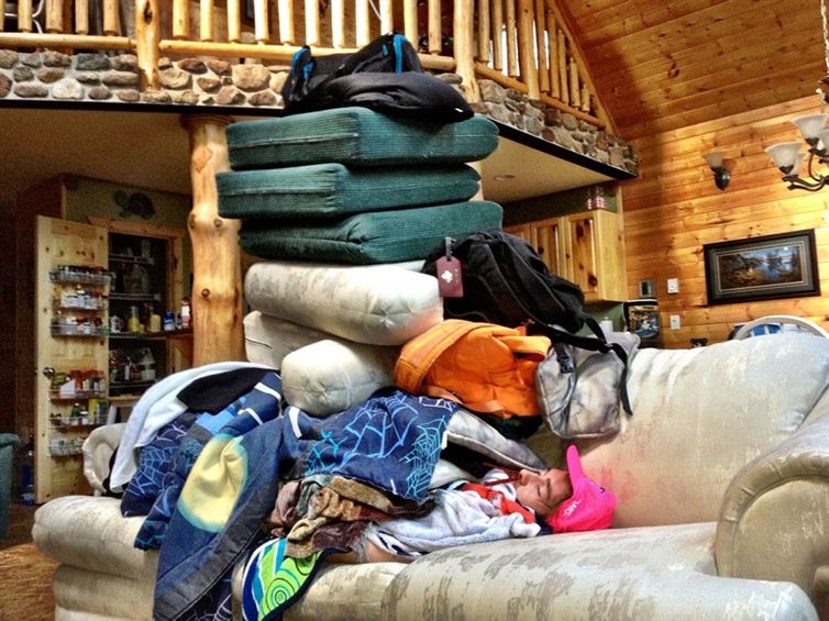 10 Kelakuan usil yang mungkin pernah kamu lakukan saat teman tidur 10 Kelakuan usil yang mungkin pernah kamu lakukan saat teman tidur