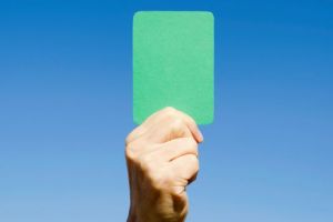 Wasit sepakbola sekarang bawa kartu hijau lho! Artinya apa ya?