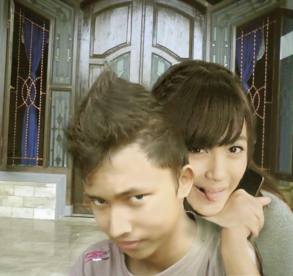 Mereka mengedit foto agar bisa 'bersanding' dengan idolanya, aw! Mereka mengedit foto agar bisa 'bersanding' dengan idolanya, aw!