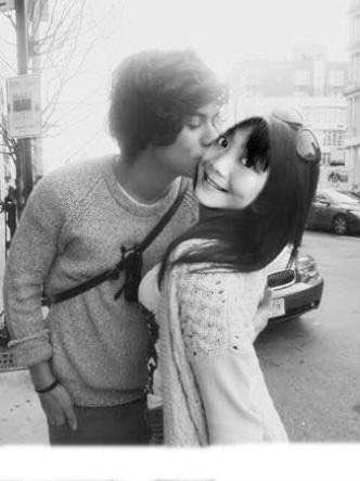 Mereka mengedit foto agar bisa 'bersanding' dengan idolanya, aw! Mereka mengedit foto agar bisa 'bersanding' dengan idolanya, aw!