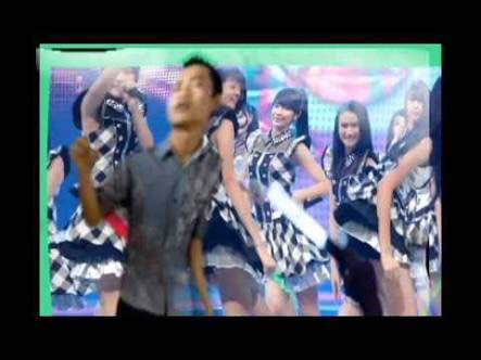 Mereka mengedit foto agar bisa 'bersanding' dengan idolanya, aw! Mereka mengedit foto agar bisa 'bersanding' dengan idolanya, aw!