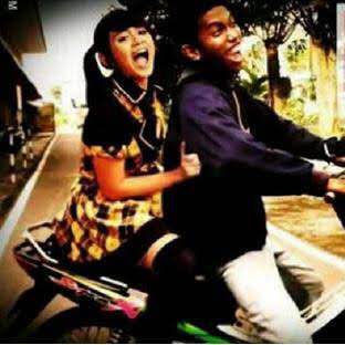 Mereka mengedit foto agar bisa 'bersanding' dengan idolanya, aw! Mereka mengedit foto agar bisa 'bersanding' dengan idolanya, aw!