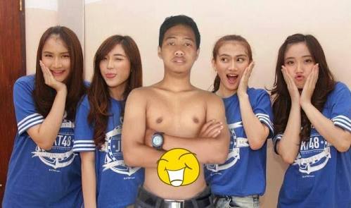 Mereka mengedit foto agar bisa 'bersanding' dengan idolanya, aw! Mereka mengedit foto agar bisa 'bersanding' dengan idolanya, aw!