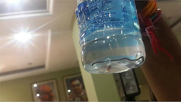 Botol air berisi ular tak sengaja disajikan dalam rapat kementerian