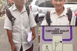 Pengetahuan umum penjual buku tuntuan shalat ini bikin keder mahasiswa