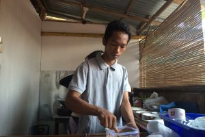 Peraih beasiswa di UGM ini numpang di warung & kuliah ngontel pinjaman