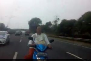 Ibu ini nekat, masuk tol tanpa helm lagi!