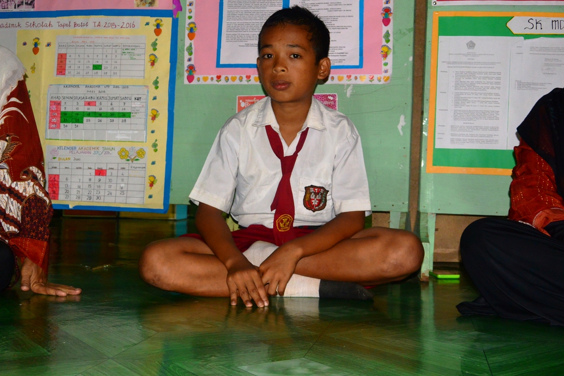 Semangat empat bersaudara tuntut ilmu, satu seragam dipakai bergantian