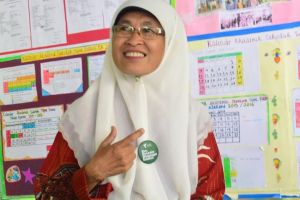 Suraida, bidan sekaligus guru bagi anak-anak di wilayah terpencil