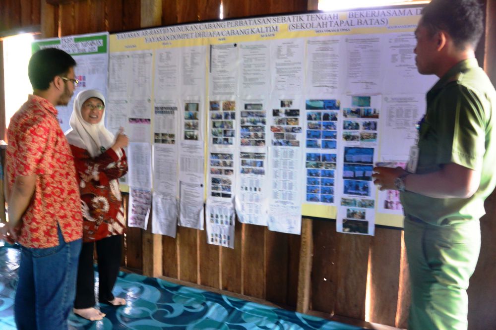 Suraida, bidan sekaligus guru bagi anak-anak di wilayah terpencil