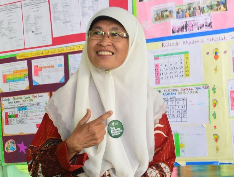 Suraida, bidan sekaligus guru bagi anak-anak di wilayah terpencil