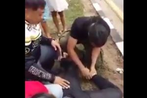 Lelaki ini dengan mudahnya membetulkan posisi tulang yang patah