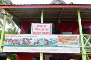 Meski di kolong rumah, anak-anak Tapal Batas semangat menuntut ilmu