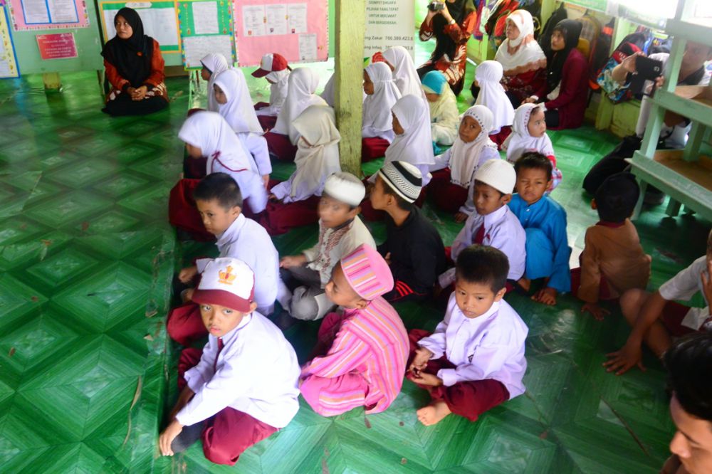 Meski di kolong rumah, anak-anak Tapal Batas semangat menuntut ilmu 