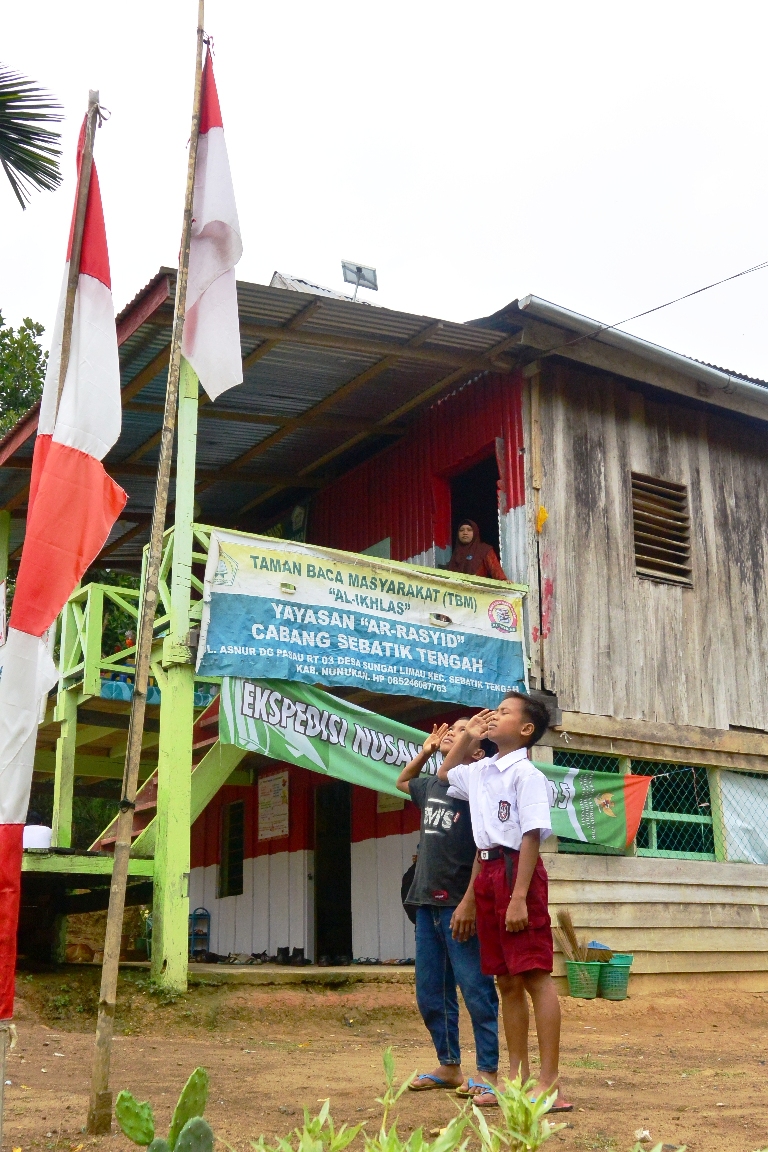 Meski di kolong rumah, anak-anak Tapal Batas semangat menuntut ilmu 