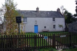 Ditemukan, hantu biksu berkerudung di rumah terpencil 