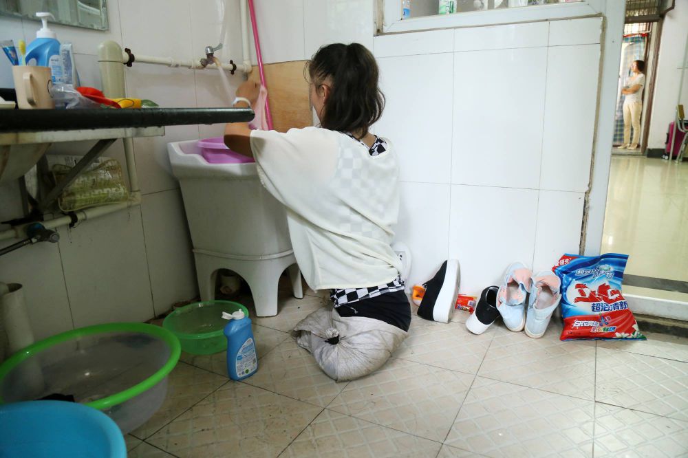 Yatim piatu & tanpa kaki, gadis ini buktikan bisa mandiri kuliah Yatim piatu & tanpa kaki, gadis ini buktikan bisa mandiri kuliah