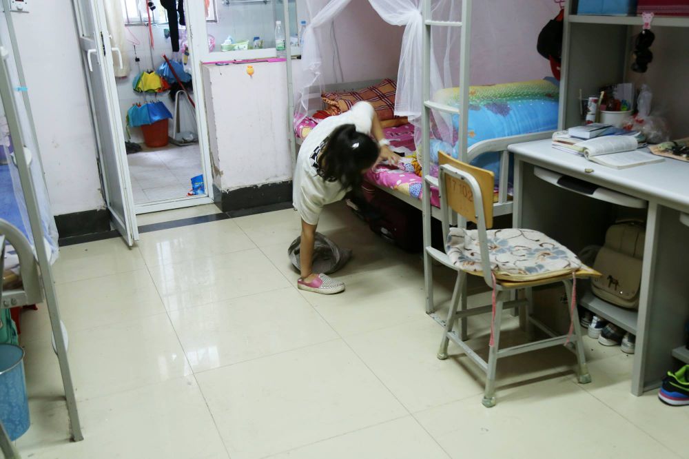 Yatim piatu & tanpa kaki, gadis ini buktikan bisa mandiri kuliah Yatim piatu & tanpa kaki, gadis ini buktikan bisa mandiri kuliah