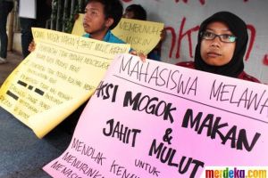 10 Aksi demo unik dan ekstrem di dunia, beberapa ada di Indonesia