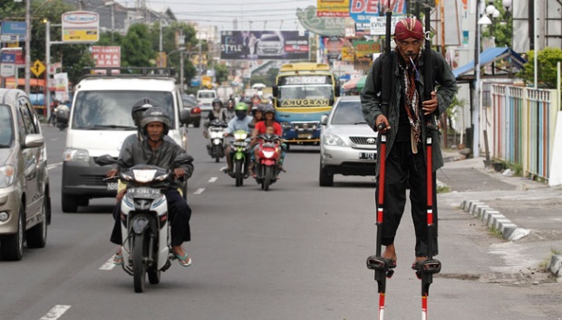 10 Aksi demo unik dan ekstrem di dunia, beberapa ada di Indonesia