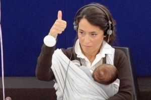 Anggota parlemen ini gendong anaknya saat kerja selama 2 tahun penuh!