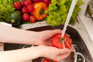 Trik jitu hilangkan pestisida pada buah dan sayur