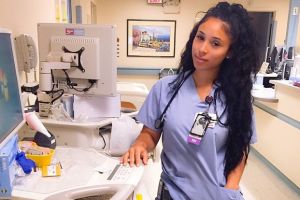 Suster cantik ini bikin pria 'rela' sakit 